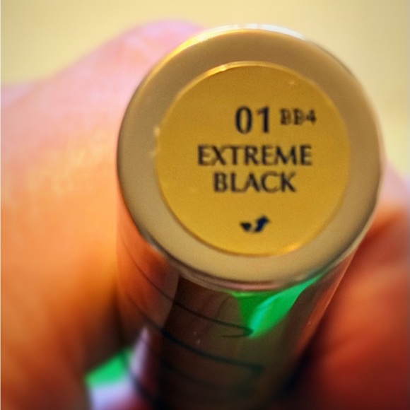 Estée Lauder Sumptuous Extreme Lash Multiplying Volume Mascara - Picture 4 of 5